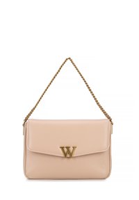 Borsa a mano in pelle beige con tracolla in catena dorata, dotata di pattina frontale e logo "W" impresso. Texture liscia e design minimalista.