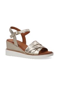 Metaalachtige gouden wedge sandalen hebben een brede, geplooide voorband, een enkelband met gesp en een witte gestructureerde zool.