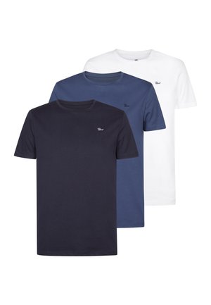 Drie eenvoudige crewneck T-shirts in zwart, blauw en wit, elk met een klein logo op de linker borst.