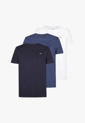 Tre magliette a girocollo semplici in nero, blu e bianco, ciascuna con un piccolo logo sul lato sinistro del petto.