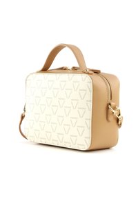 Beige axelväska med en strukturerad design. Utrustad med en vit panel med upprepade "Valentino"-loggor. Guldhardware och dubbla bärhandtag.