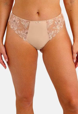 Beige slip met bloemenkant aan de zijkanten, een glad middenpaneel en een klein strikje aan de voorkant.