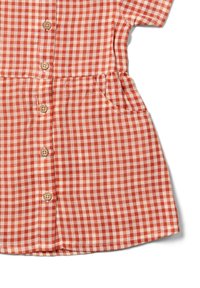 Rotes und cremefarbenes Gingham-Kleid mit kurzen Ärmeln, Knopfleiste und verstellbarem Taillenband. Verfügt über zwei seitliche Taschen und eine weiche Textur.