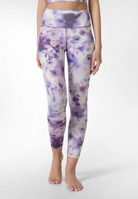 Leggings i stretchigt tyg med ett akvarellblommönster i nyanser av lila och vitt, med hög midja och ankellängd.