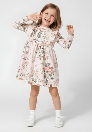 Sukienka w kwiaty z długimi rękawami, wykonana z pastelowego różowego materiału z motywem róż, z marszczoną talią i falbaną przy dekolcie.