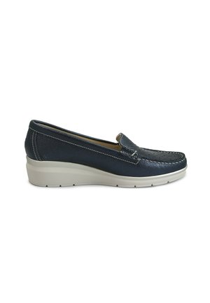 Mocassino in pelle blu con finitura testurizzata e suola bianca leggermente elevata. Presenta dettagli di cucitura e un piccolo fiocco decorativo.