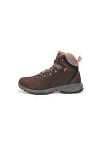 Bota de senderismo marrón con un upper texturizado, acentos en naranja y ojales de metal para los cordones. Suela robusta para tracción y soporte.