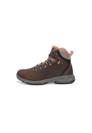 Bota de senderismo marrón con un upper texturizado, acentos en naranja y ojales de metal para los cordones. Suela robusta para tracción y soporte.