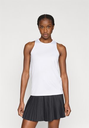 Haut de sport blanc sans manches avec une texture lisse, associé à une jupe plissée noire. La coupe est athlétique, mettant en valeur un design profilé.