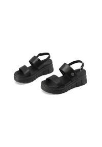 Sandali platform neri con due ampie cinghie e una cinghia alla caviglia regolabile. Realizzati in materiale liscio con una suola texturizzata per una migliore presa.