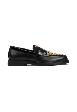 Czarne skórzane loafersy z płaską podeszwą, dekoracyjnymi kwiatowymi ozdobami oraz gładką teksturą o eleganckim wzornictwie.