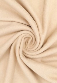 Tessuto beige, morbido, arrotolato in modo compatto, che mostra una texture liscia. Colore chiaro e neutro con una sottile lucentezza. Adatto per diverse applicazioni tessili.