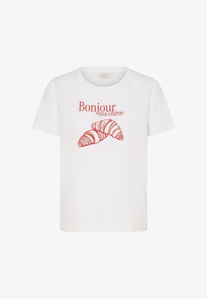 Witte korte mouwen t-shirt met rode tekst "Bonjour ma chérie" en een illustratie van twee croissants aan de voorkant.