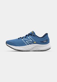 Chaussure de sport bleue avec un dessus en maille, accents blancs contrastants et une semelle intermédiaire blanche texturée. Elle comporte une semelle extérieure noire et un système de laçage.