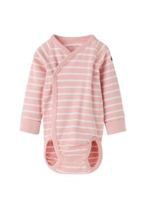 Babypakje met lange mouwen in roze en witte strepen, met drukknoopjes aan de voorkant en bij de beenopeningen, ontworpen voor gemakkelijk aankleden.