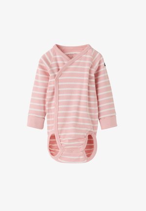 Rød- og hvidstribet babyheldragt med lange ærmer og trykknapper foran og ved benåbningerne, designet til nem påklædning.