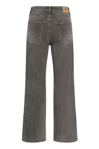 Laiade säärega hallid teksapüksid tuhmunud viimistlusega, millel on kaks tagataskut ja vöökohal ruudukujuline nahkmärk.