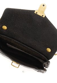 Borsa in suede nera con hardware in metallo dorato. Presenta una chiusura a scatto e tasche interne, caratterizzando una texture liscia.
