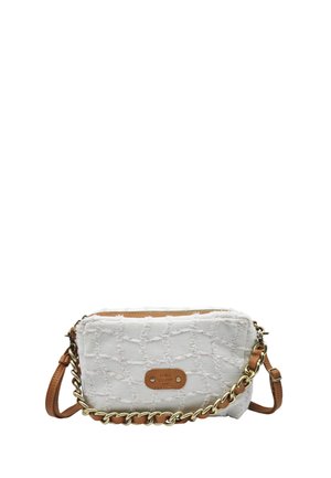 Petit sac bandoulière blanc texturé avec détails en cuir beige, chaîne dorée et étiquette « mila louise paris » sur le devant.