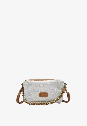 Petit sac bandoulière blanc texturé avec détails en cuir beige, chaîne dorée et étiquette « mila louise paris » sur le devant.