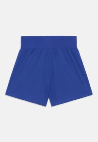 Shorts de sport bleus en tissu léger avec une taille élastique, présentant une texture lisse et une coupe décontractée.
