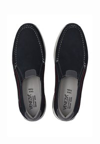 Mørkeblå ruskinds slip-on sko med kontrasterende røde syninger, rund tå, elastiske sidepaneler og gummisål. Miljøvenlige memory foam indlægssåler.