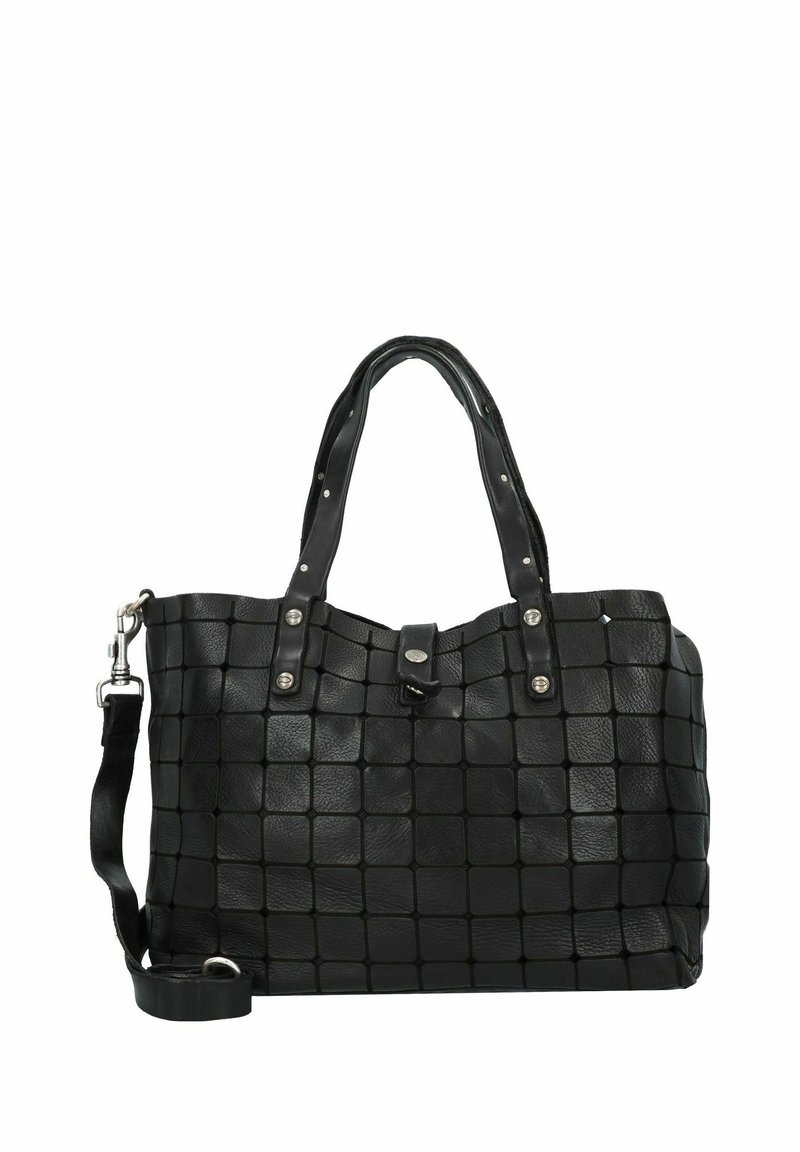 Bolso tote de piel negra con un patrón cuadrado texturizado, dos asas superiores y una correa de hombro extraíble. Acentos en tono plateado.