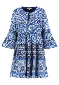 Modré šaty s potiskem, které mají kulatý výstřih, detaily ve tvaru klíčové dírky, rozšířené rukávy a sukně se stupňovitým designem v různých odstínech modré a texturách.