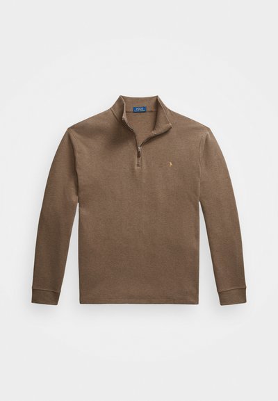 Brun heren sweater med zipkrage. Ribbad mudd, mjuk textur och liten logotypdetalj på bröstet. Tillverkad av en bomullsblandning.