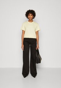 Calvin Klein HERO LOGO REGULAR - Camiseta estampada - mimosa yellow