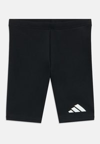 Μαύρο αθλητικό σορτς από ελαστικό ύφασμα, σχεδιασμένο με εφαρμοστή γραμμή. Διαθέτει λευκό λογότυπο με τρεις ρίγες στο κάτω αριστερό μέρος.