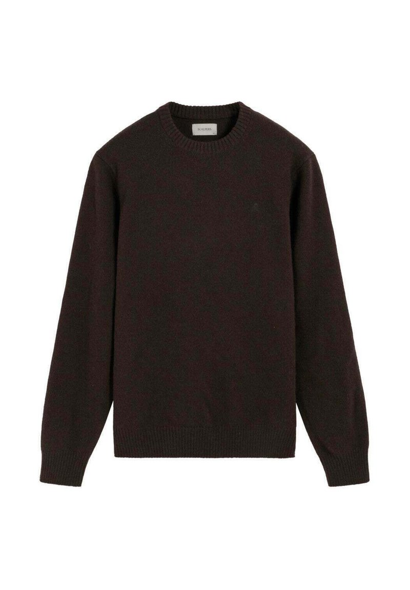 Ciemnobrązowy sweter z długim rękawem i okrągłym dekoltem, z prążkowanymi mankietami i dołem, wyeksponowany na białym tle.