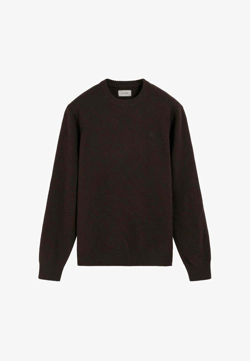 Ciemnobrązowy sweter z długim rękawem i okrągłym dekoltem, z prążkowanymi mankietami i dołem, wyeksponowany na białym tle.