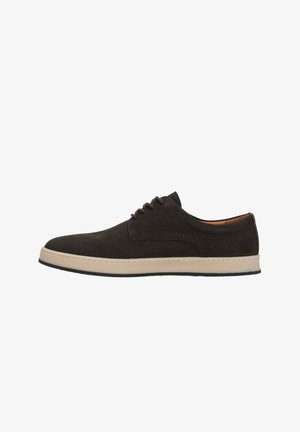 Scarpa da uomo in suede marrone scuro con lacci, design traforato e suola in gomma beige, profilo laterale su sfondo bianco.