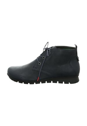 Dunkelblaue Leder-Chukka-Stiefel mit niedrigem Profil, Schnürdesign und Gummisohle mit strukturierten Rillen. Rote Akzentuierung nahe der Sohle.
