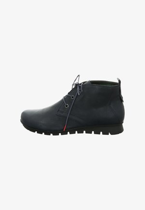 Dunkelblaue Leder-Chukka-Stiefel mit niedrigem Profil, Schnürdesign und Gummisohle mit strukturierten Rillen. Rote Akzentuierung nahe der Sohle.