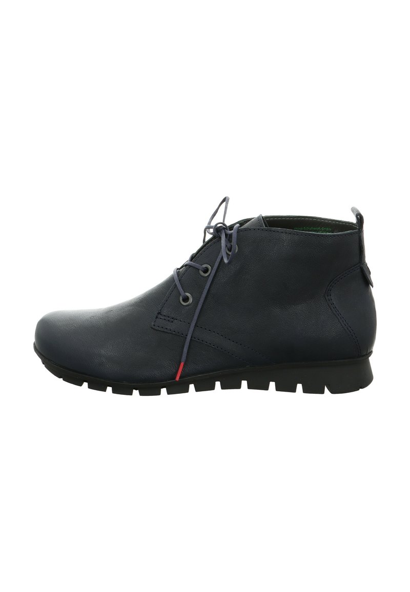 Dunkelblaue Leder-Chukka-Stiefel mit niedrigem Profil, Schnürdesign und Gummisohle mit strukturierten Rillen. Rote Akzentuierung nahe der Sohle.