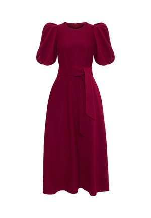 Bordowa midi sukienka z bufiastymi rękawami, okrągłym dekoltem i dopasowanym paskiem w talii. Wykonana z gładkiego materiału z lekko opadającą spódnicą.