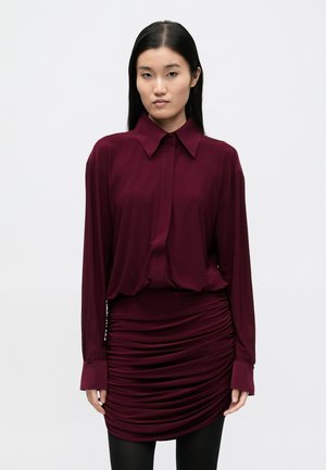 BOYFRIEND SHIRT SHIRRED SKIRT DRESS - Tričkové šaty - plum