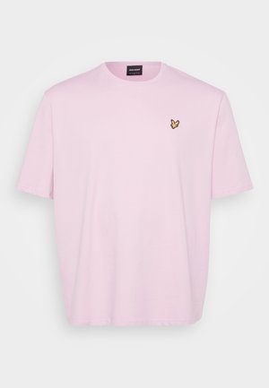 Vaaleanpunainen lyhythihainen t-paita, joka on valmistettu puuvillasta, ja siinä on pyöreä kaula-aukko sekä pieni keltainen brodeerattu logo vasemmassa rintataskussa.