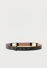 Μαύρη δερμάτινη ζώνη με ομαλή υφή, που διαθέτει πόρπη σε χρυσό τόνο και πολλαπλές τρύπες για ρύθμιση του μεγέθους.