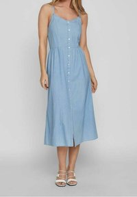 Ljusblå denim midi-klänning med justerbara spagettistappar, framknäppning och utsvängd kjol som slutar strax nedanför knäna.