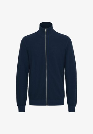 Tmavě modrý zip-up svetr s vysokým límcem, texturedním materiálem, žebrovanými manžetami a lemem, s vertikálním zipem na přední straně.