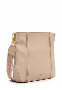 Beżowa skórzana torba na ramię z teksturowanym wykończeniem, złotymi okuciami oraz szerokim, wzorzystym paskiem z tkaniny dla dodatkowego detalu.