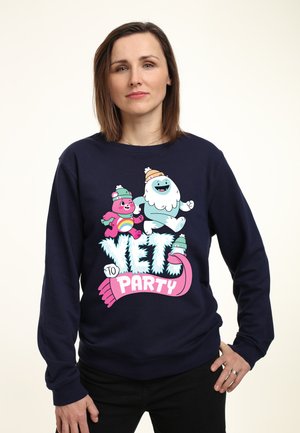 Marineblå sweatshirt med farverige tegneseriefigurer og teksten "YETI TO PARTY" i legende skrifttyper. Fleece materiale, lange ærmer.