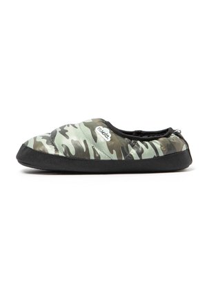 Pantufla baja individual con patrón de camuflaje verde y negro y suela negra, mostrada sobre un fondo blanco.