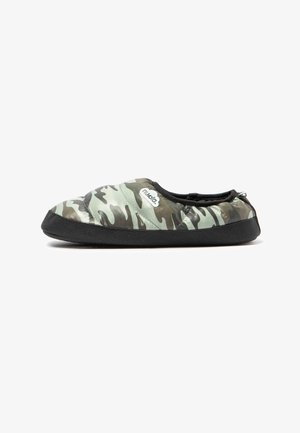 Pantufla baja individual con patrón de camuflaje verde y negro y suela negra, mostrada sobre un fondo blanco.