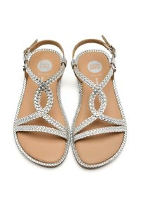 Las sandalias trenzadas de plata cuentan con un diseño entrelazado y una correa en el tobillo, con una plantilla acolchada beige y un sutil logotipo.