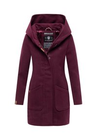 Manteau long bordeaux à manches longues avec une grande capuche, fermeture à boutons, deux poches avant et un tissu doux et texturé. Comprend un logo sur la poitrine.