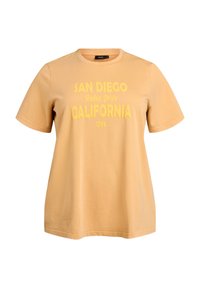 Camiseta de manga corta, de corte holgado, en tejido amarillo claro, con "SAN DIEGO Rodeo Drive CALIFORNIA 1769" impreso en amarillo en negrita.